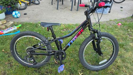 24in Trek Kids Mountain Bike, 7-Speed, Front Suspension