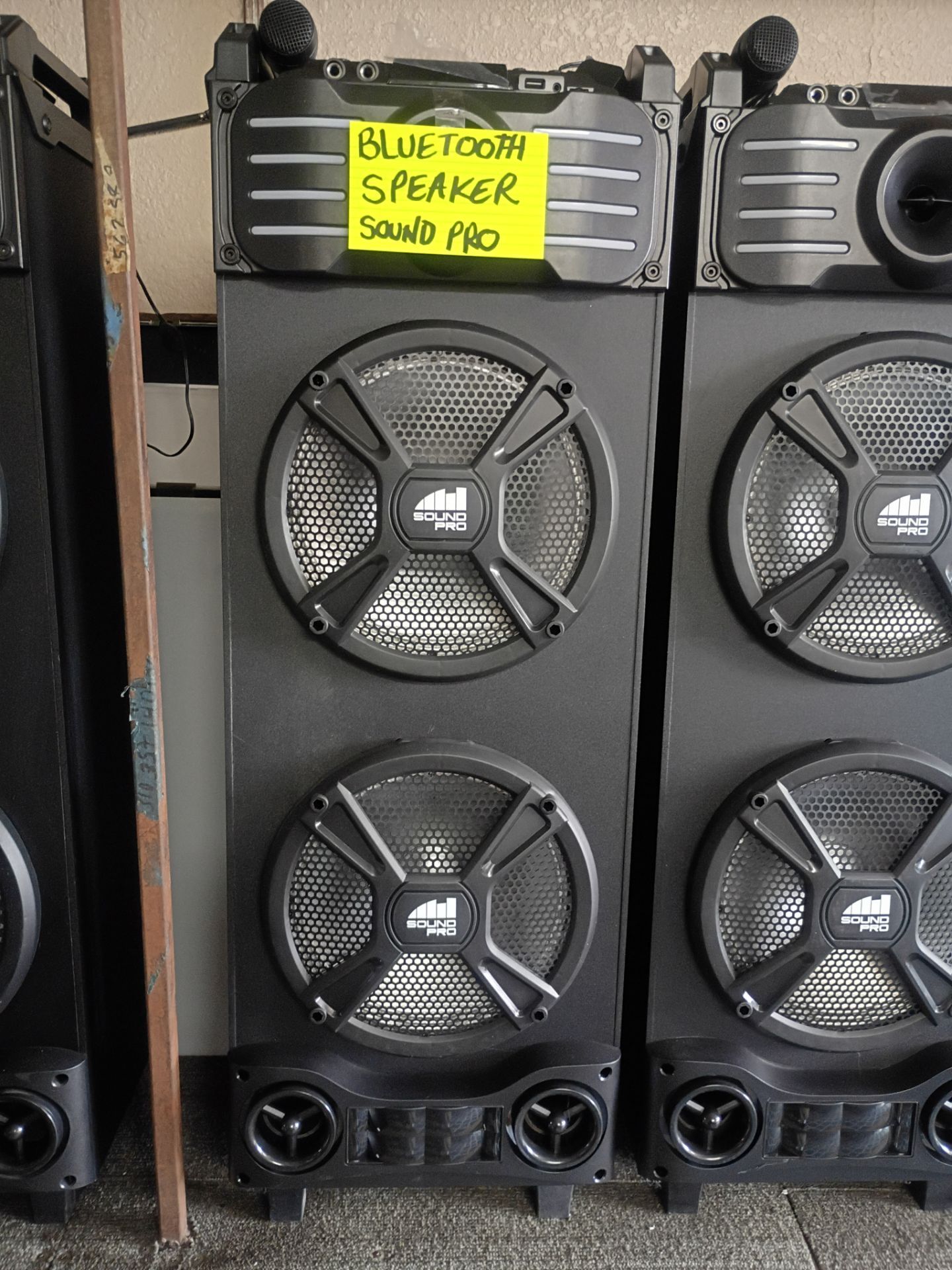 10 inch Bluetooth speaker sound pro rechargeable comes with 1 microphone 🎤 karaoke USB FM radio SD card sounds nice