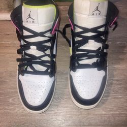 Jordan 1 Mid White Black Cyber Pink