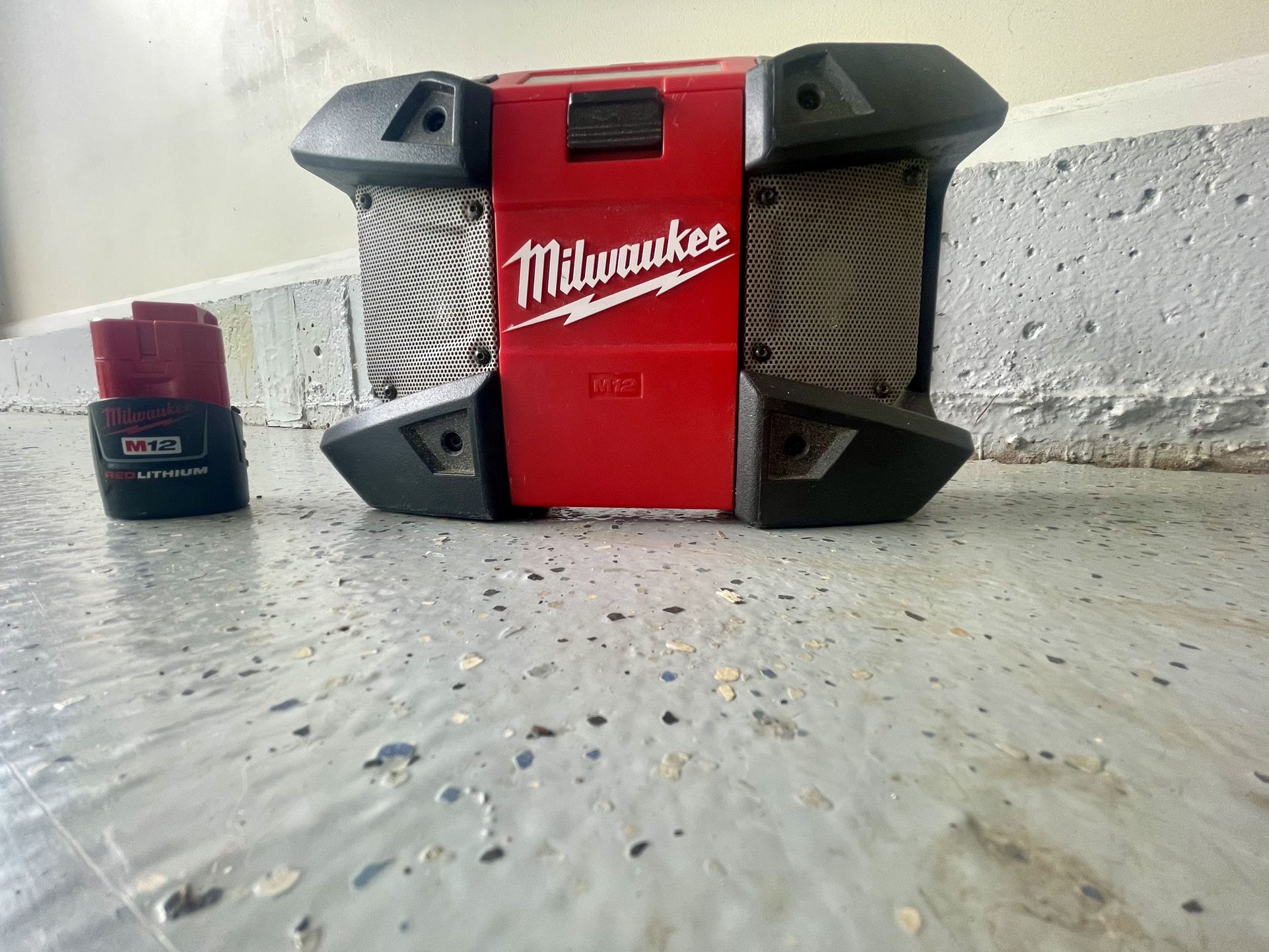 Milwaukee Job Site Radio With Battery