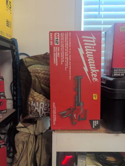 Milwaukee M12 cordless 10 Oz caulk and adhesive gun
