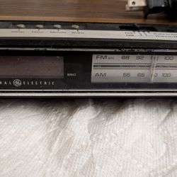 
Electric AM/FM Radio, Alarm Clock. Wake To Alarm Or Music, Snooze and Battery Back Up Too. 7-4633D Old But Works. Can't Seem To Slide To AM. Stuck on