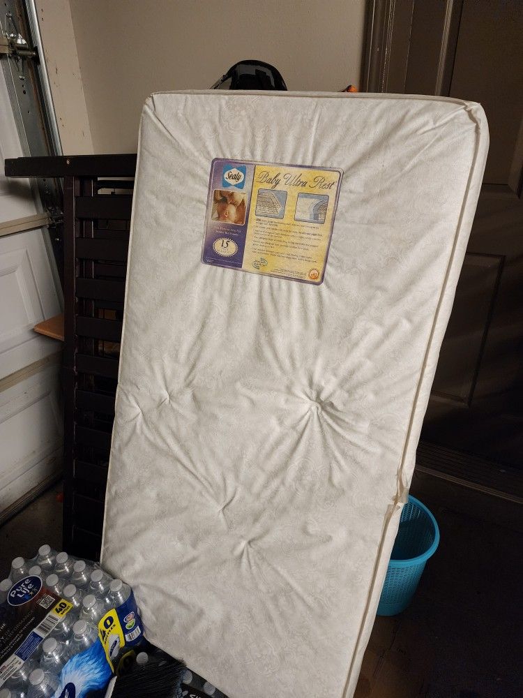 Baby/Toddler Crib with Mattress 