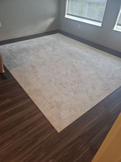 Beautiful white carpet 7 x 9 feet