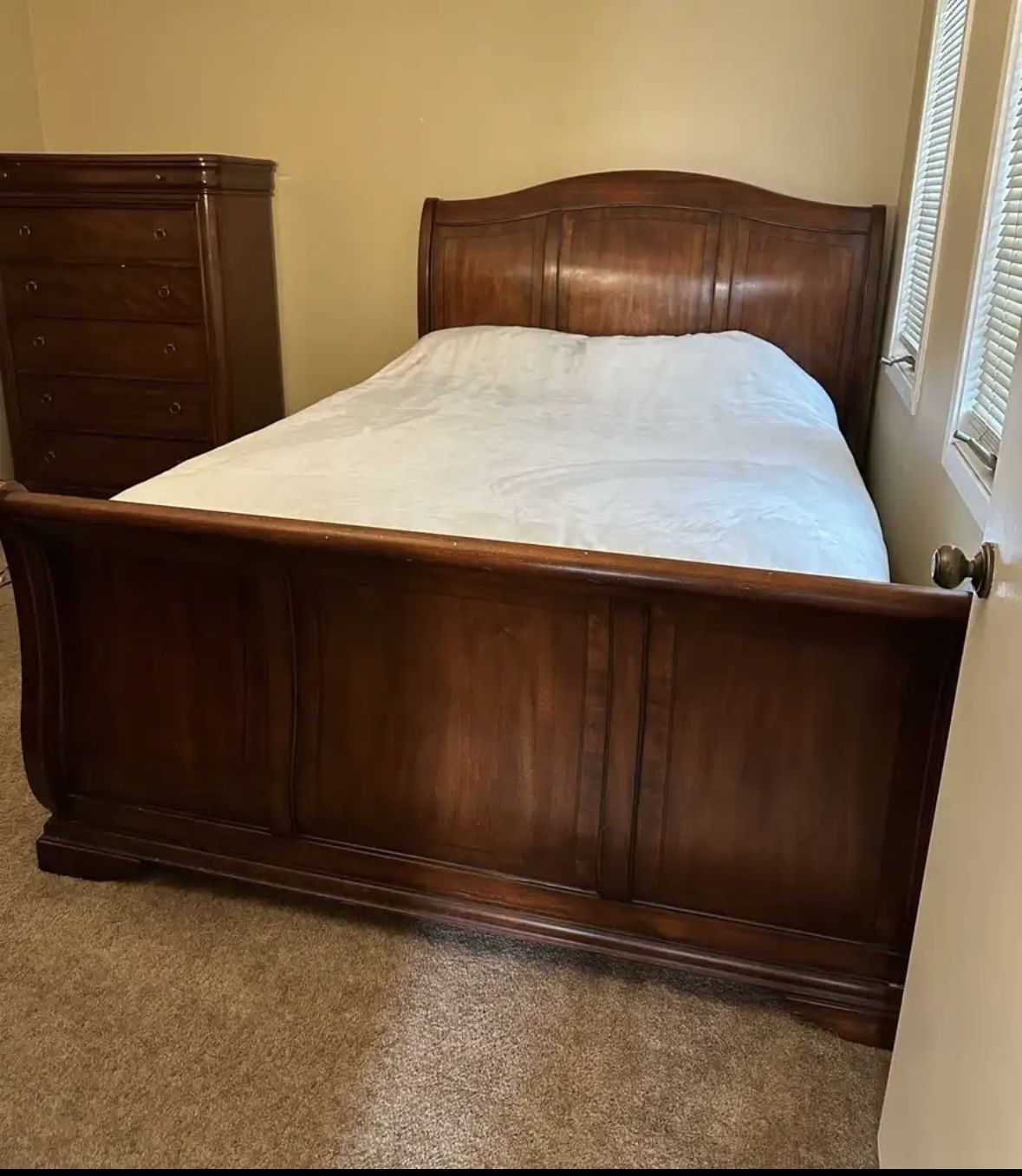 Solid Wood Queen Size Bedroom Set