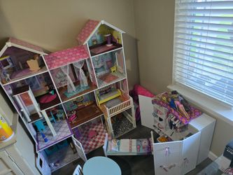 Doll house with accessories