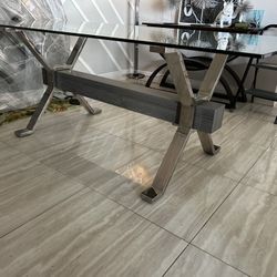 Dinning Table From Rooms To Go  (pick Up ASAP)