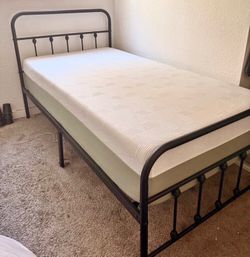 ••••Twin Size Bed w/Mattress••••