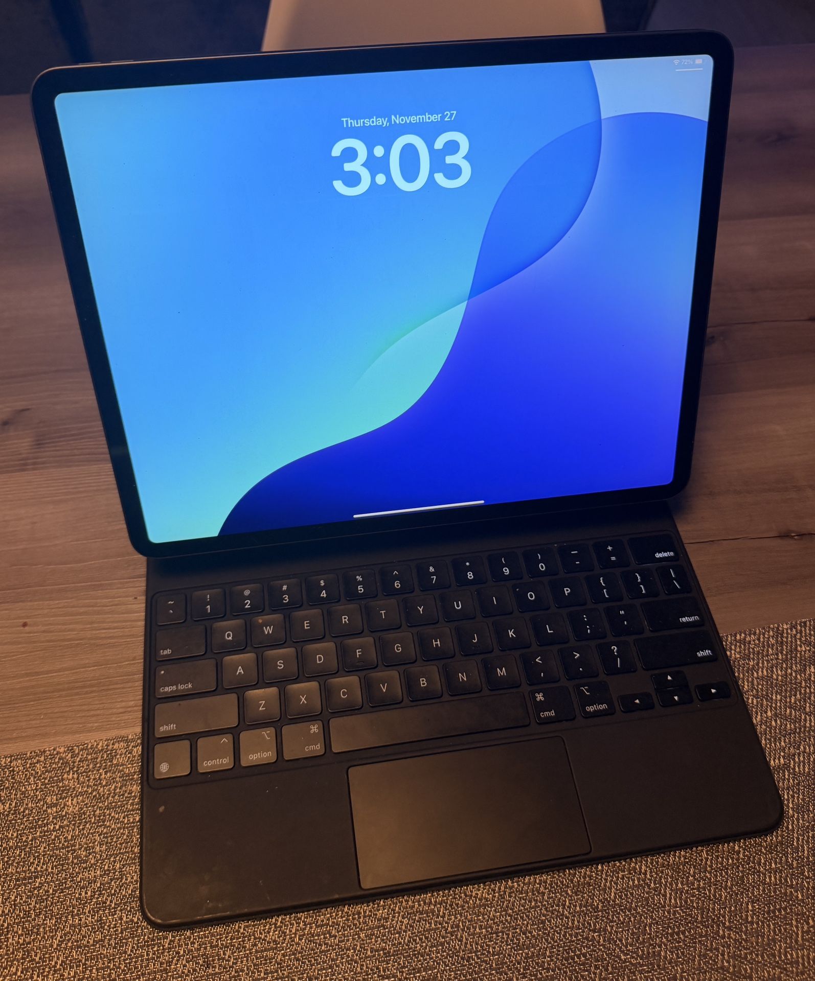 iPad Pro 12.9” (4th Gen) – 256GB – MXAT2LL/A + Apple Keyboard Case