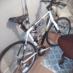 2008 RALEIGH CADENT FT1 HYBRID 9.5/10 SHAPE 60$On
