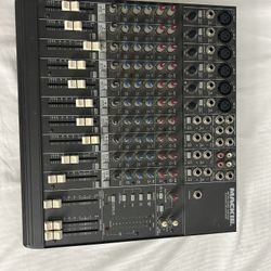 La imagen muestra una mesa de mezclas compacta Mackie 1402VLZ4. 