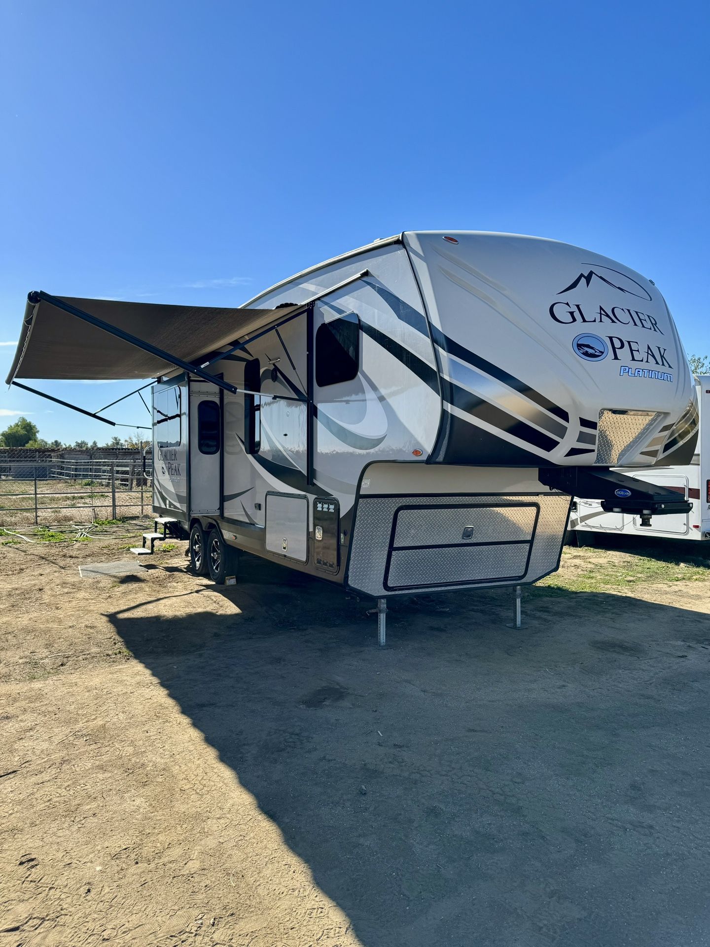 2016 Outdoors RV Glacier PEAK F26RKS for Sale in Menifee, CA - OfferUp