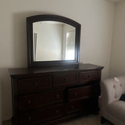 Dresser With Mirror