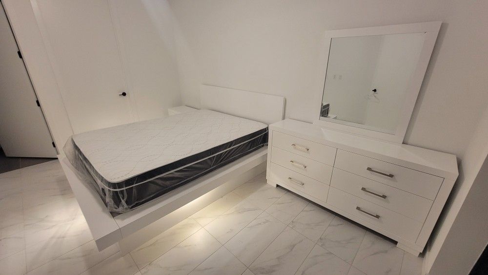 Glossy White Laquer Fininsh Bedroom Set Very Sturdy Stong Bed