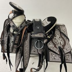 Montura Charra Super Bordada Con Cantinas Cuadradas