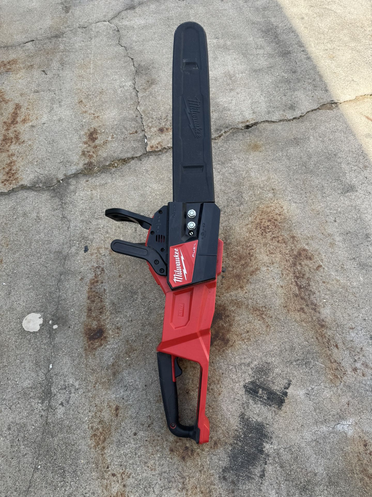 Milwaukee M18 FUEL cordless chainsaw in almost new condition.