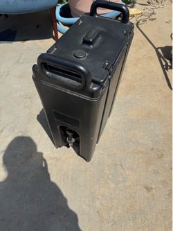 Cambro 500LCD Camtainer insulated beverage dispenser.