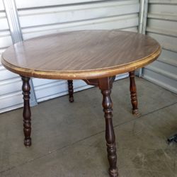 Used Dining Table With 4 Chairs And A Leaf That Isn't In Picture 