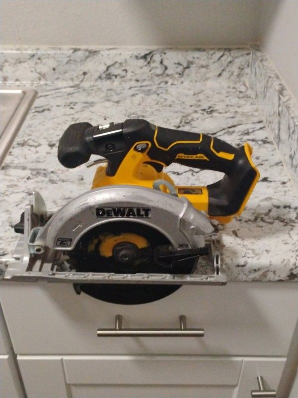 20V MAX* XR® Cordless Brushless 7-1/4 in Circular Saw with POWER DETECT™ Tool Technology Kit