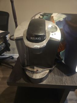 Keurig coffee maker with pullout tray