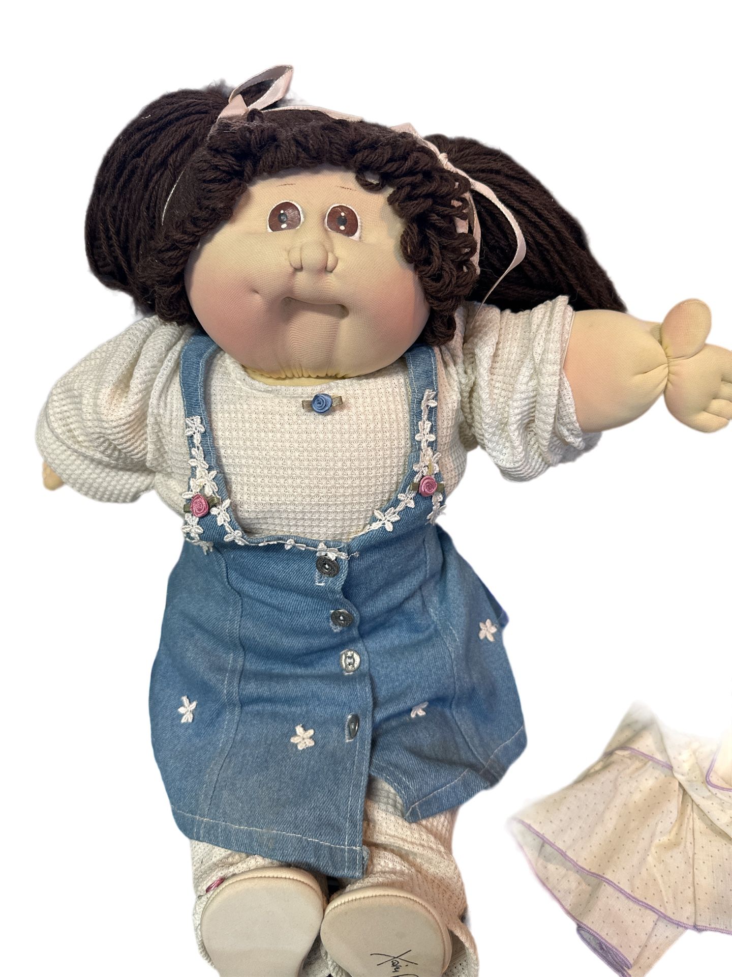 Vintage soft Sculpted little people doll has original shoes and socks. Original 1 Little people soft sculpture Xavier Roberts cabbage patch