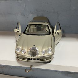 J Jaguar S-Type 1:18 Scale