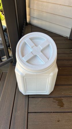 Gamma seal pet food container