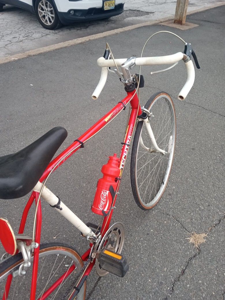 PRICE DROP    PRICE. DROP. PRICE DROP.    27" RED/WHITE ROAD BIKE