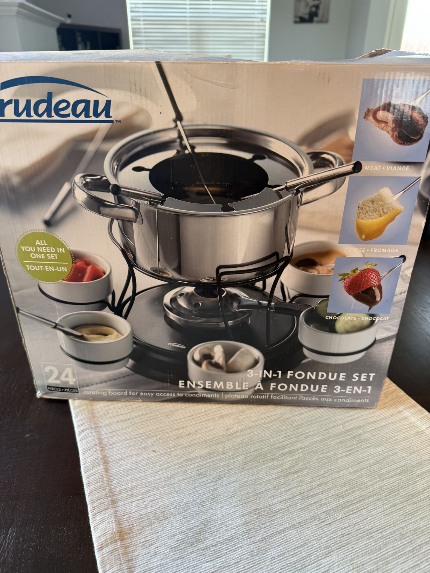 24 Pc Fondue Set New In Box