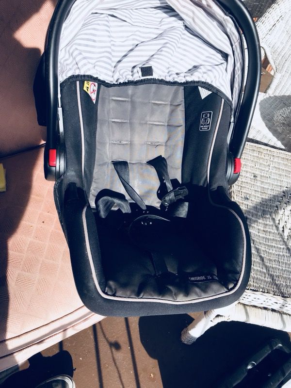 Graco car seat ( 0-12 months) with universal click and go Graco base