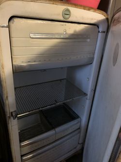 Freee come and get it before I put it out for scrappers Old school fridge need gone ASAP