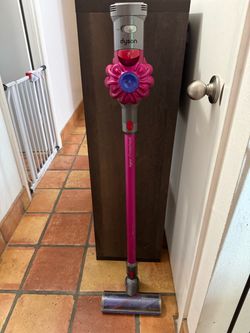 Dyson V7 Motorhead vacuum(NEEDS A NEW BATTERY)
