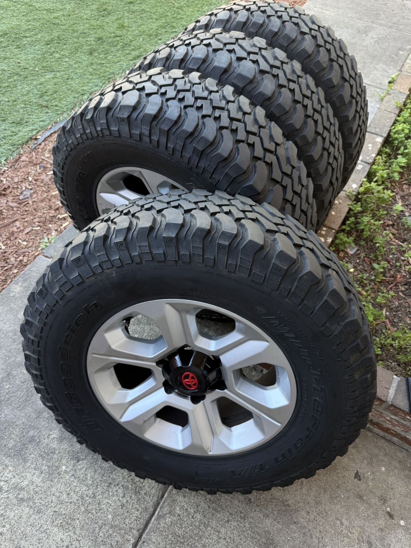 Toyota Tacoma rims and tires 6 Birlos 