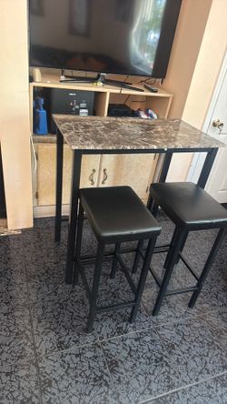 Small high Dining table and 2 barstool