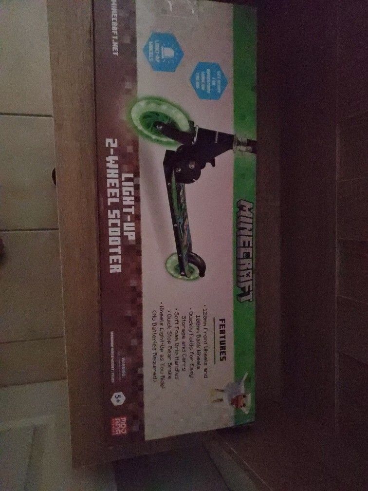 Minecraft Light Up 2 Wheel Scooter