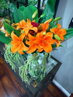 Lilies flower arrangement deal ! Today’s sale