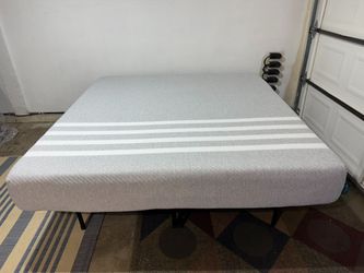 LIKE NEW! Leesa Original King Mattress - Delivery Available