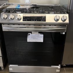 NEW OPEN BOX SAMSUNG 30”WIDE GAS RANGE. SLIDE IN STOVE