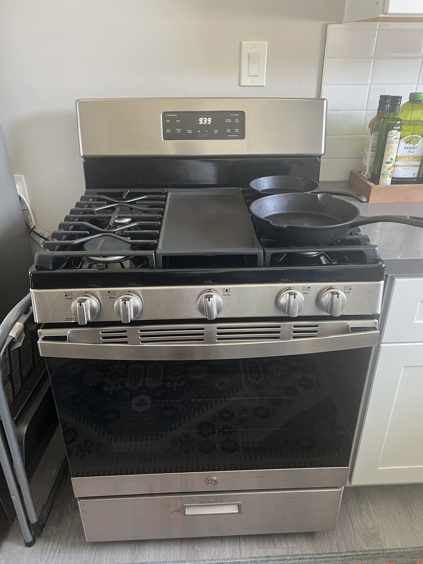 GE 5 Burner Stove with Griddle And $0 Deductible Protection Plan 
