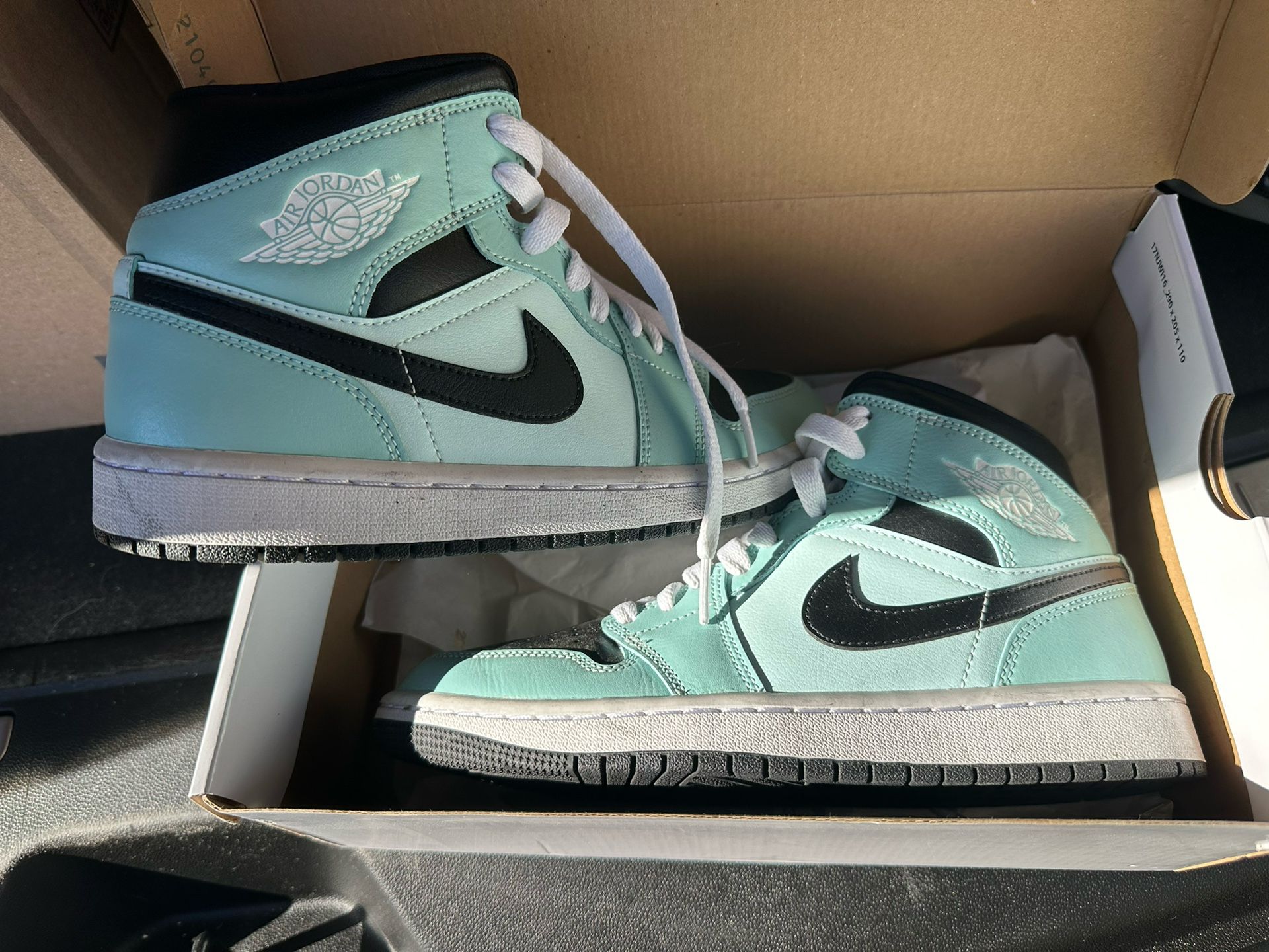 Woman’s Jordan 1- Mid