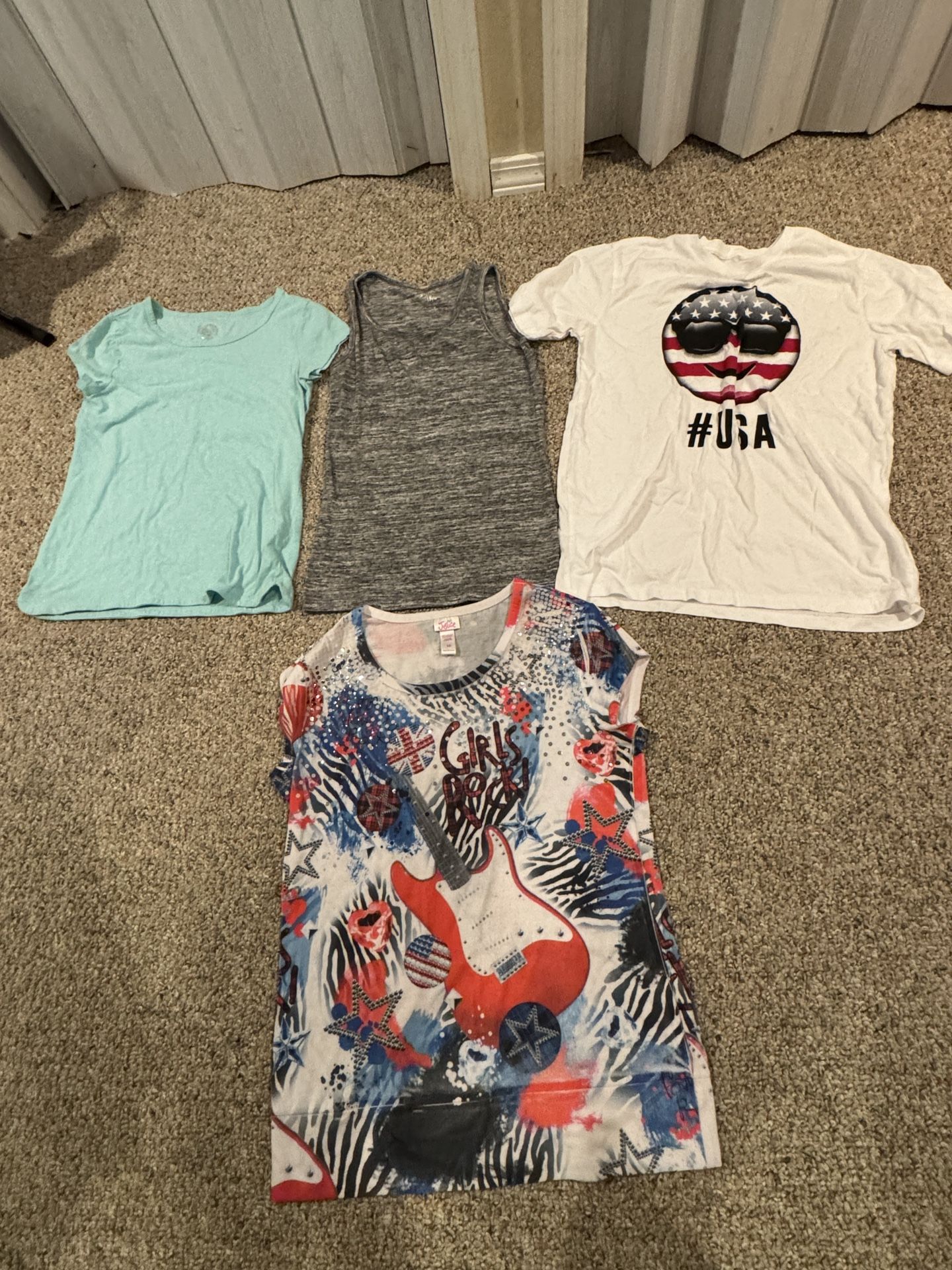 4 Juniors size XXL (16-18)-3 Shirt Sleeve shirts & 1 tank top