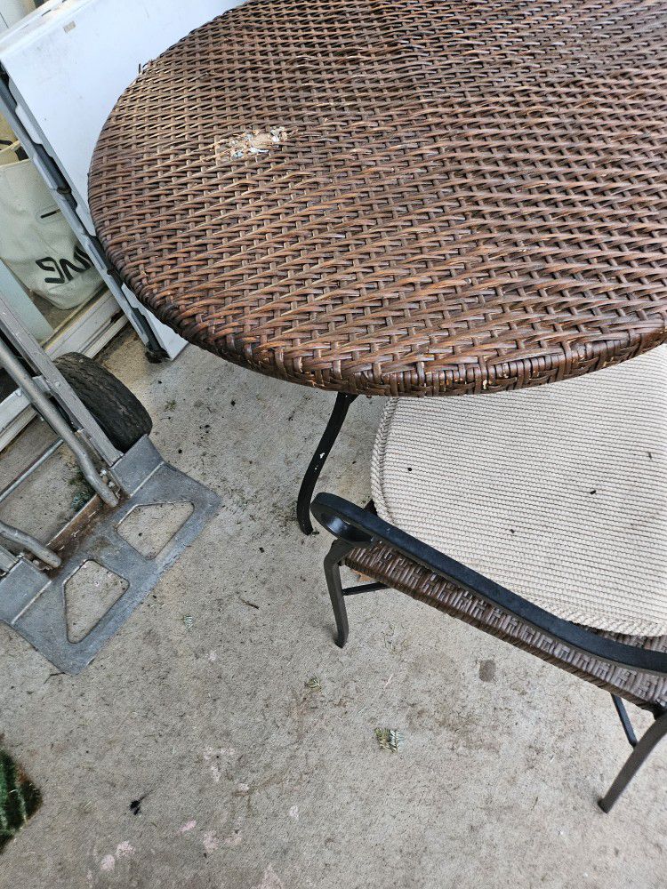 3 Piece Patioo Brown Wicker The Table Has A Tiny Area Wicker Got Pickek At ..