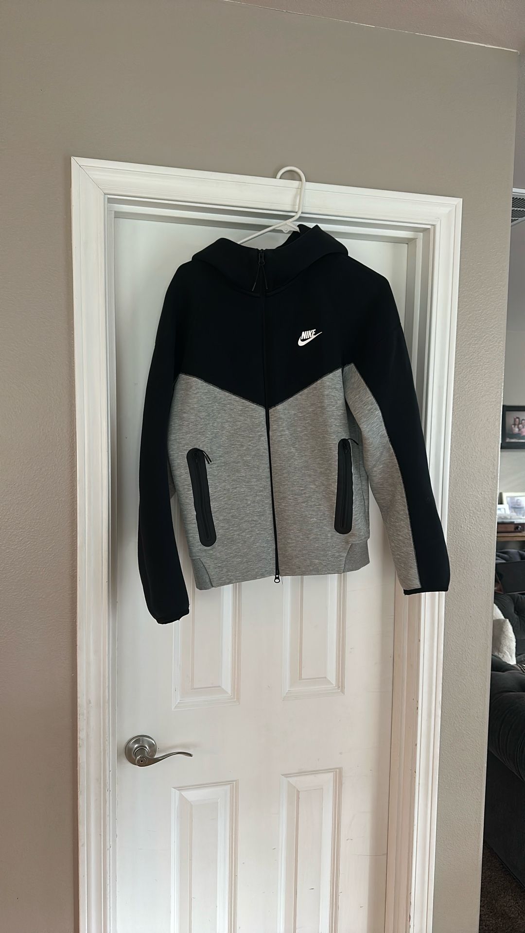 Nike Tech Sweatshirt-Men’s Small