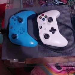 Xbox One S (500GB) With 2 Controllers, Wireless Gaming Headphones With Built In Microphone 