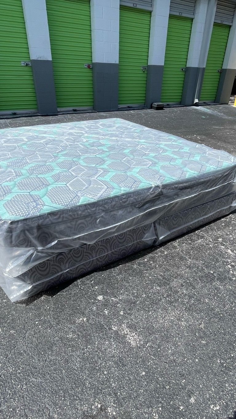 NEW KING PILLOW MATTRESS SET AND BOX SPRING-2pcs