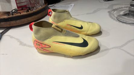 Boys Nike cleats 5 1/2
