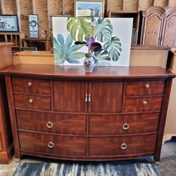 STUNNING DRESSER