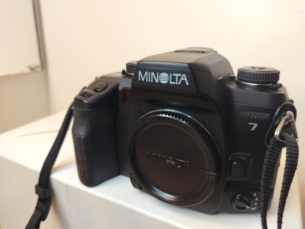 Minolta Maxxum 7, 35mm SLR Camera Body 