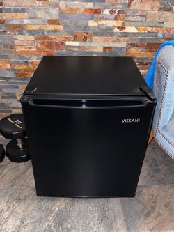 Vissani Black Mini/Compact Refrigerator
