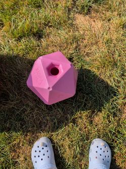 Horse pellet feeder